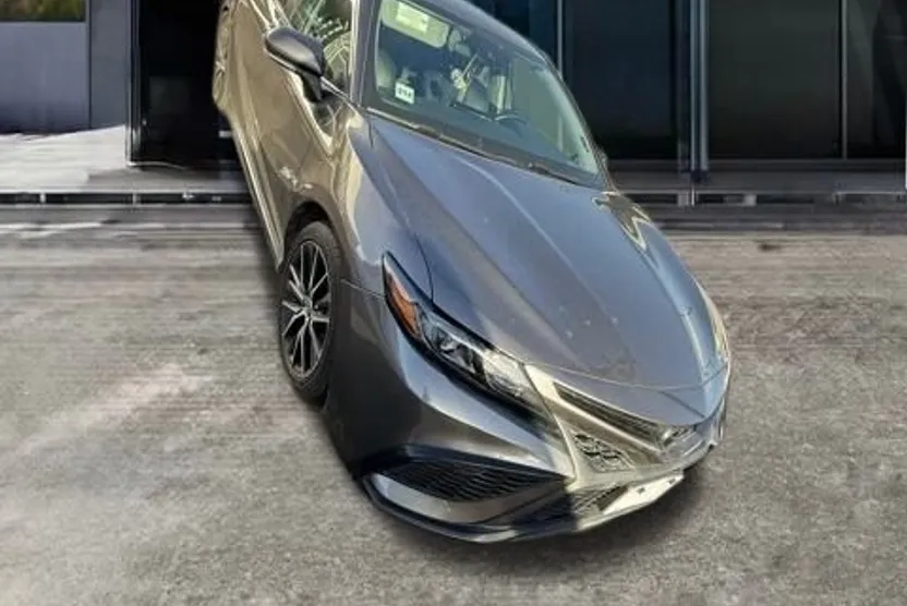 2022 Toyota Camry SE photo 1