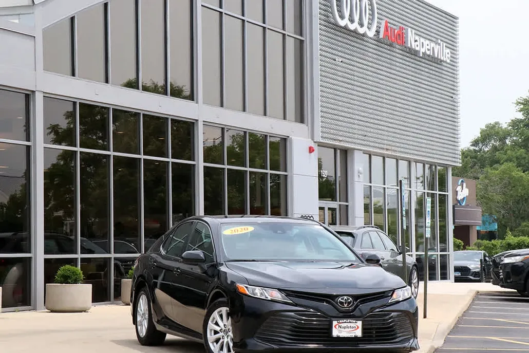 2020 Toyota Camry LE photo 1