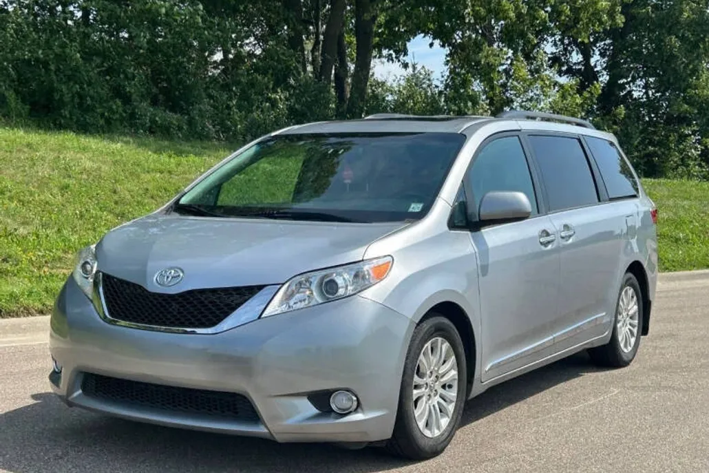 2017 Toyota Sienna XLE photo 1