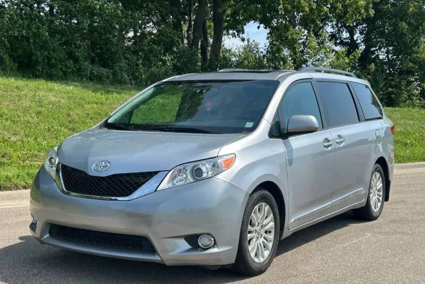 2017 Toyota Sienna XLE photo 1