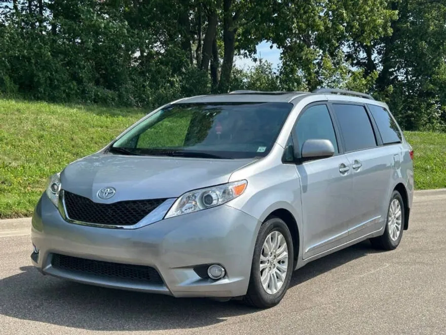 2017 Toyota Sienna XLE photo 1
