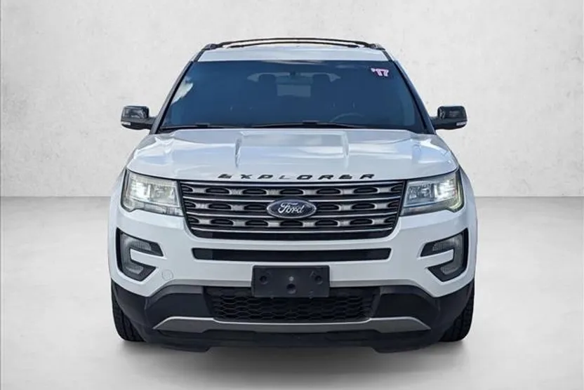 2017 Ford Explorer XLT photo 1
