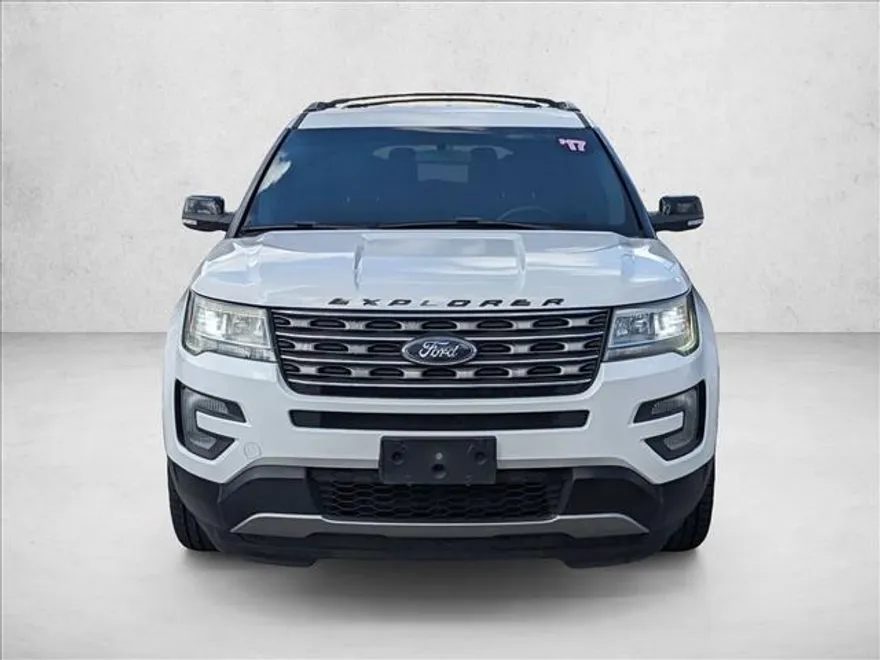 2017 Ford Explorer XLT photo 1