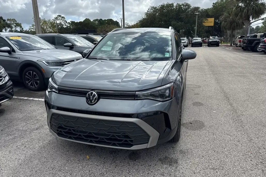 2025 Volkswagen Taos SE photo 1