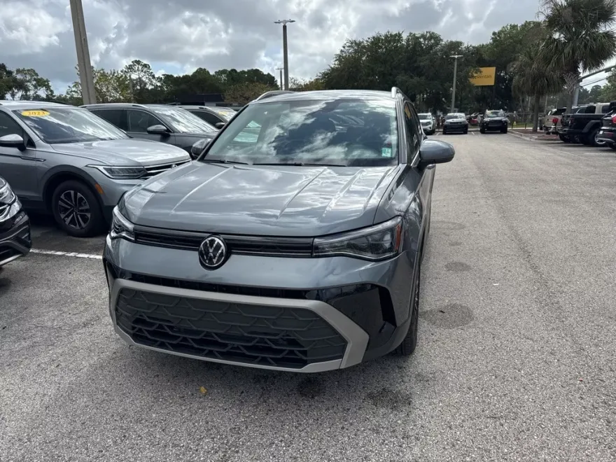 2025 Volkswagen Taos SE photo 1