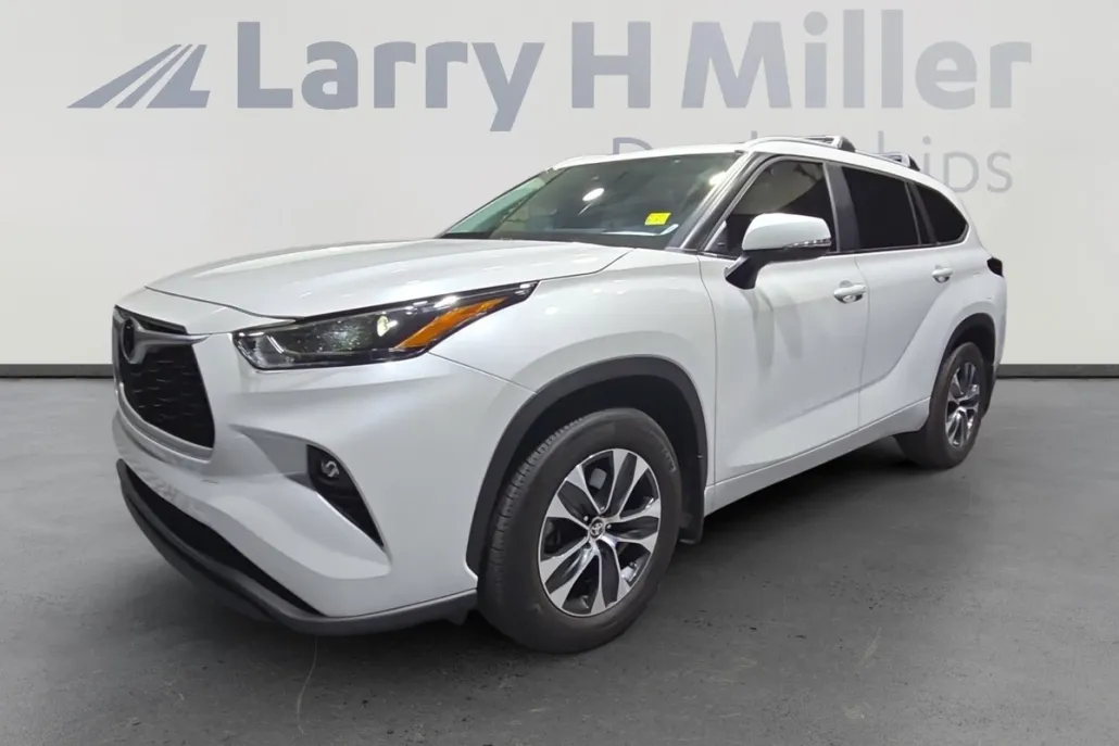 2024 Toyota Highlander LE photo 1