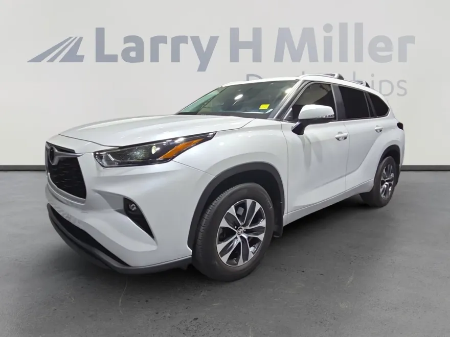 2024 Toyota Highlander LE photo 1