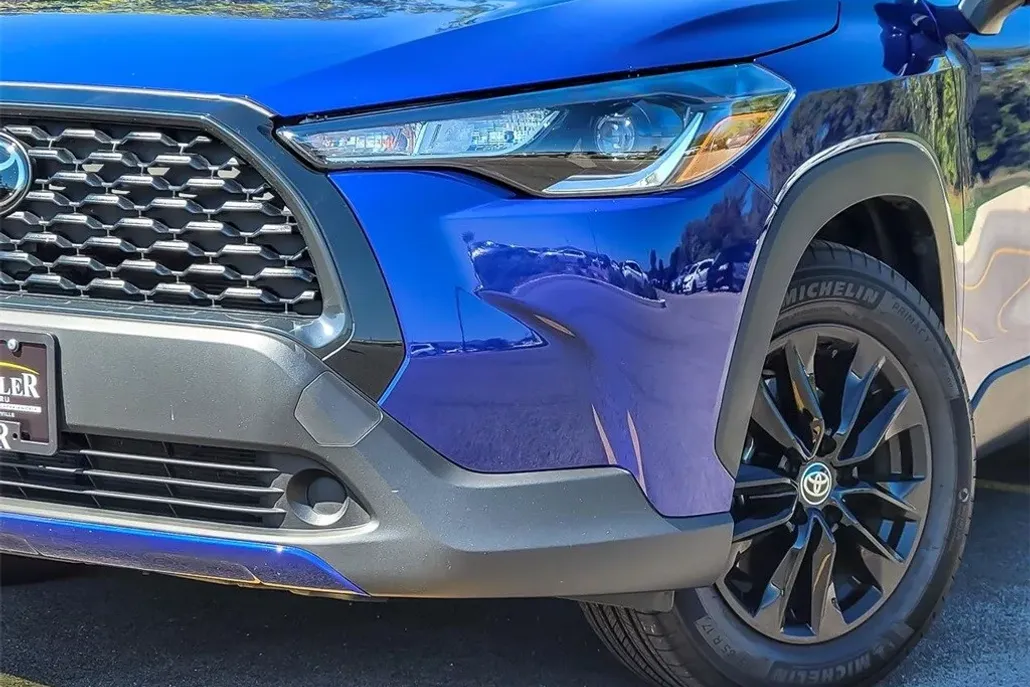2025 Toyota Corolla Cross LE photo 1