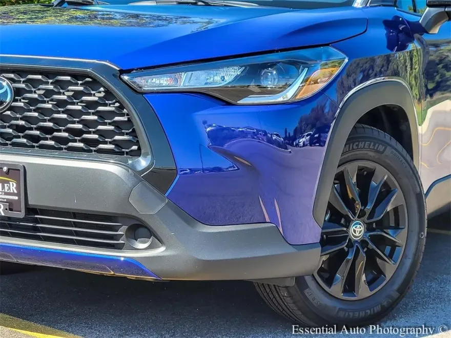 2025 Toyota Corolla Cross LE photo 1
