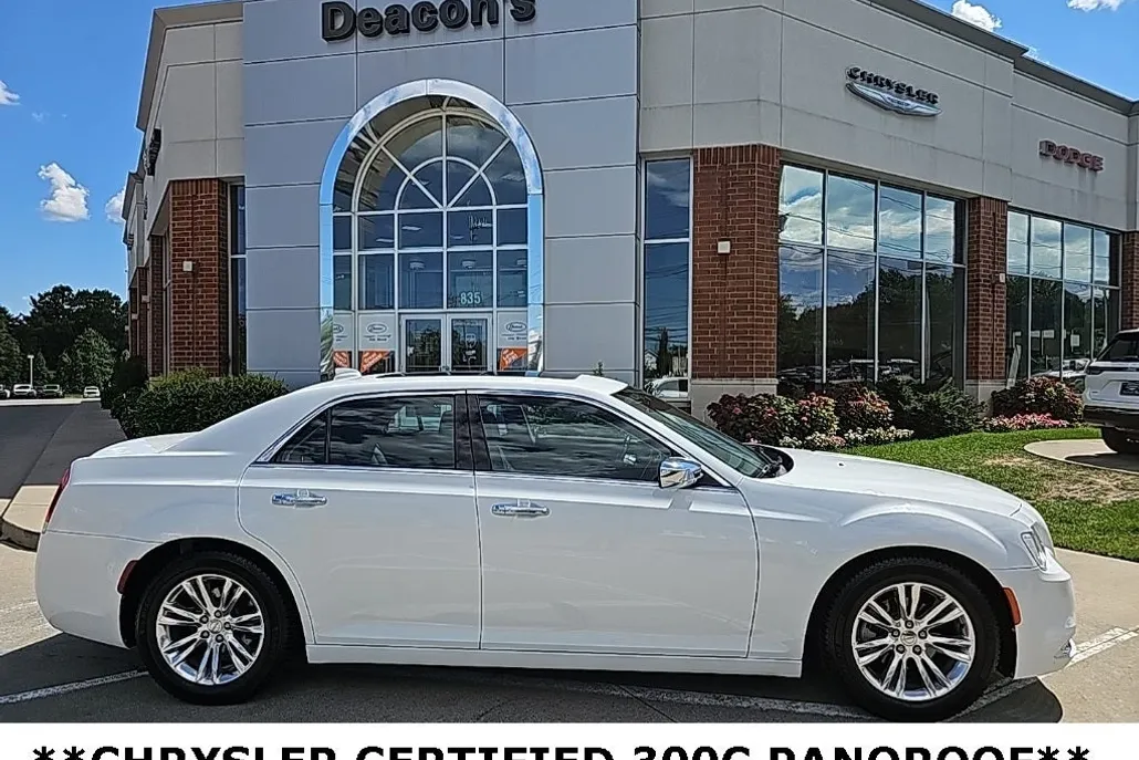 2015 Chrysler 300 C photo 1