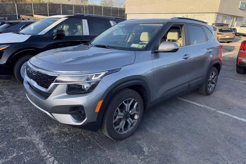 2022 Kia Seltos EX photo 1