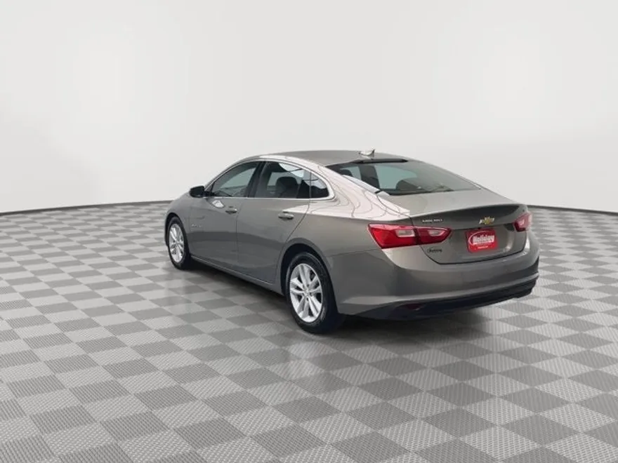 2018 Chevrolet Malibu 1LT photo 1