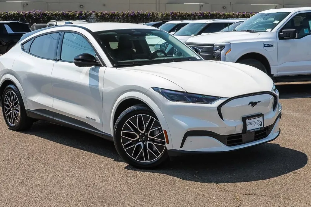 2025 Ford Mustang Mach-E Premium photo 1