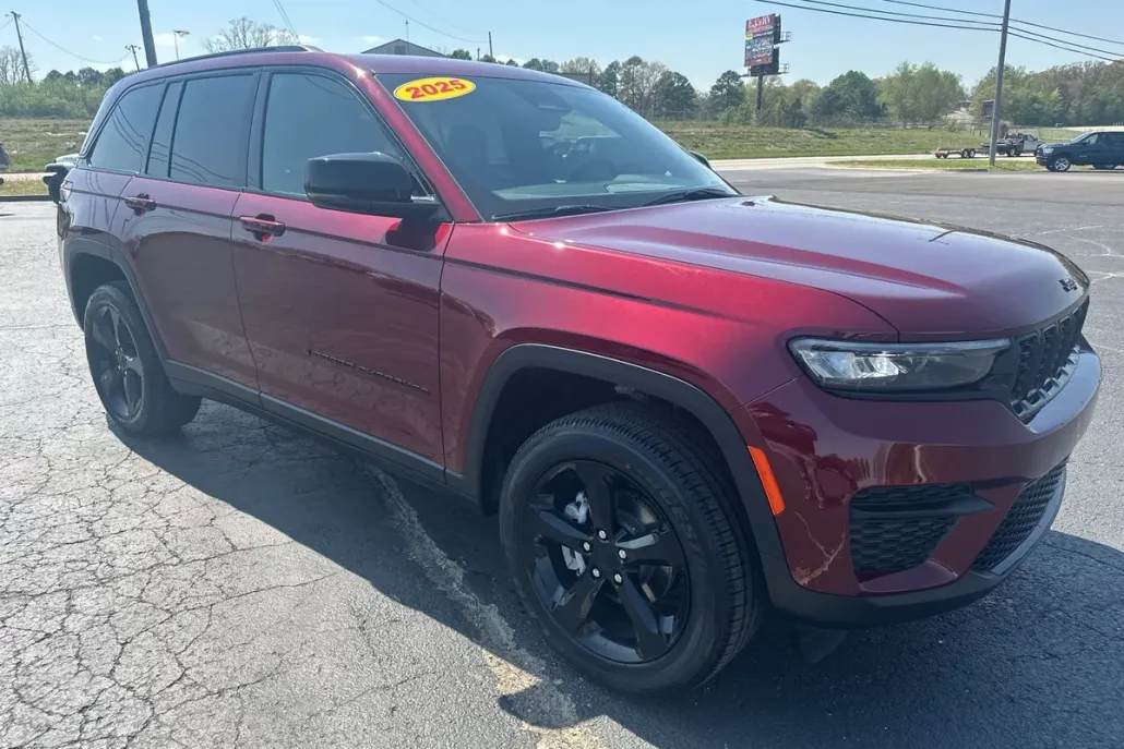 2025 Jeep Grand Cherokee Laredo photo 1