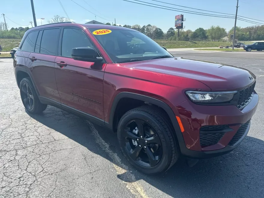 2025 Jeep Grand Cherokee Laredo photo 1