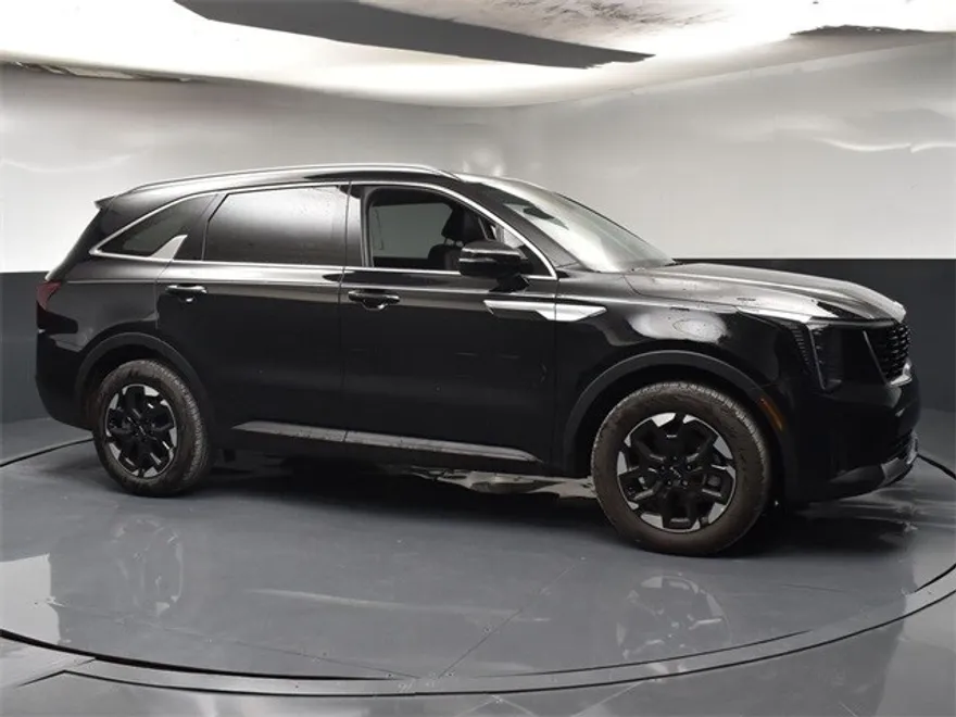 2025 Kia Sorento S photo 1