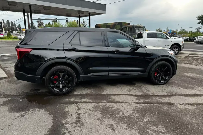2022 Ford Explorer ST photo 1