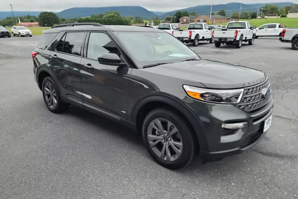 2023 Ford Explorer XLT photo 1