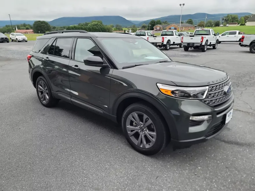 2023 Ford Explorer XLT photo 1