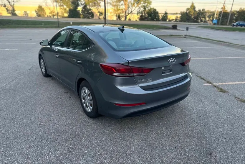 2017 Hyundai Elantra SE photo 1