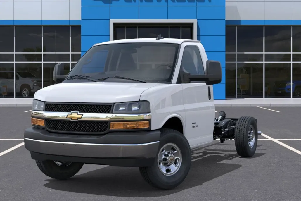 2025 Chevrolet Express Cutaway 3500 photo 1