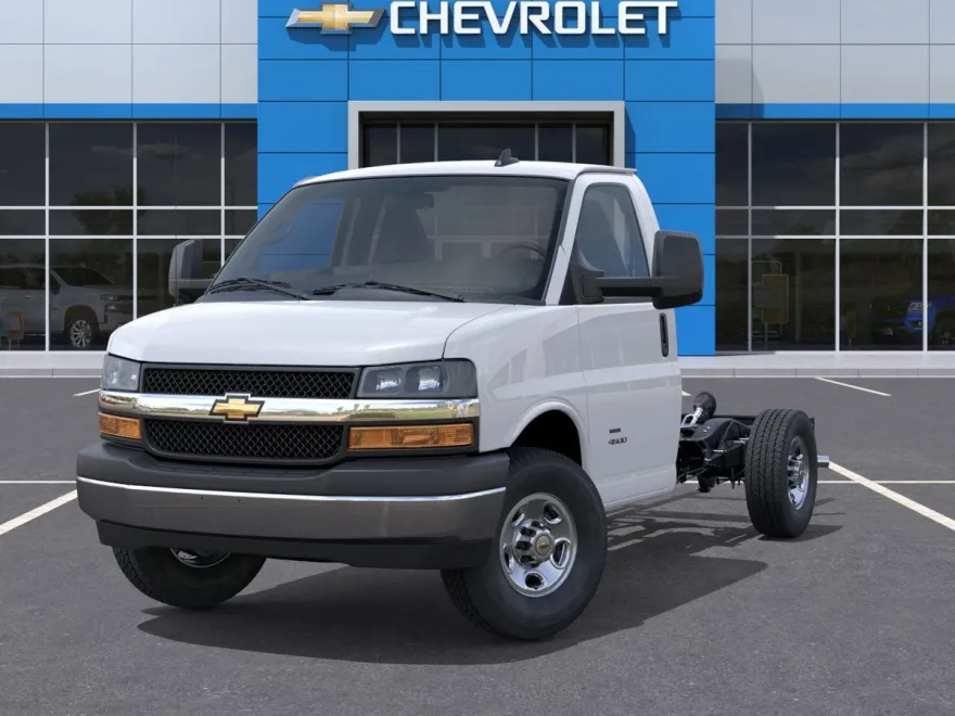 2025 Chevrolet Express Cutaway 3500 photo 1