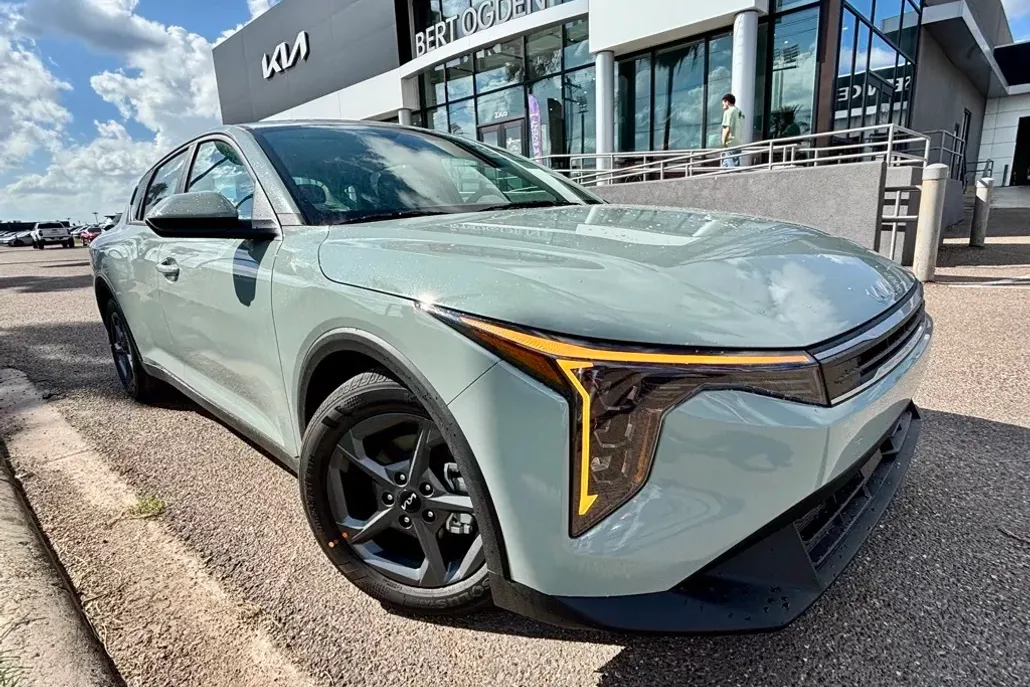 2025 Kia K4 LXS photo 1