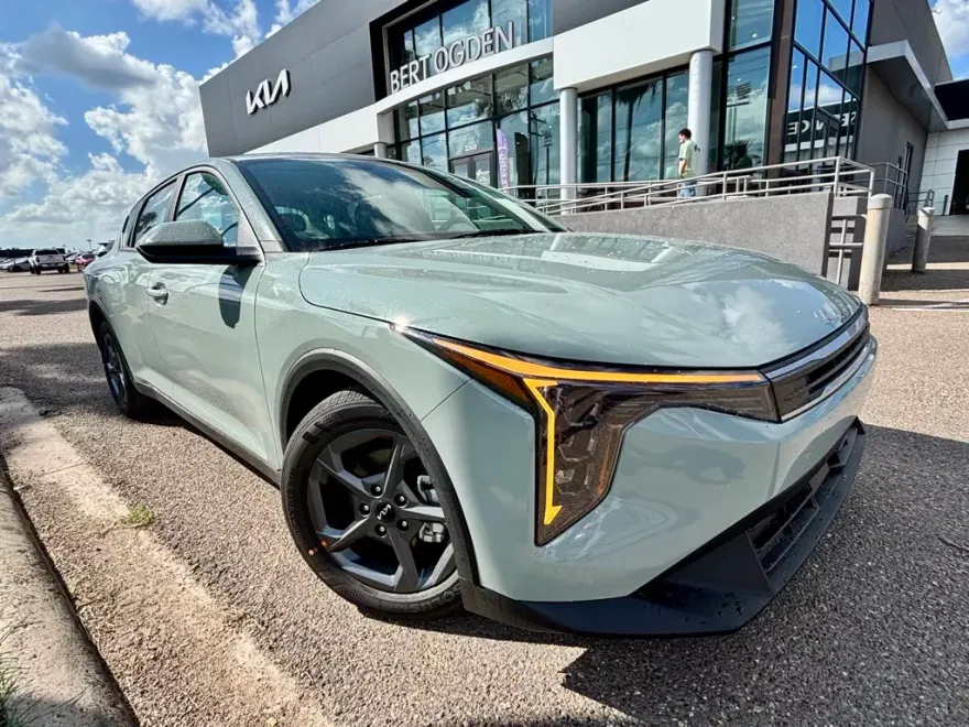 2025 Kia K4 LXS photo 1