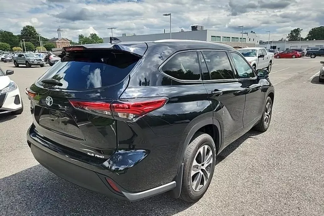 2022 Toyota Highlander XLE photo 1