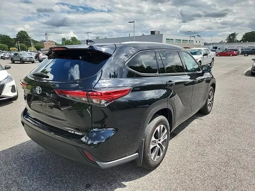 2022 Toyota Highlander XLE photo 1