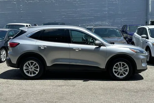2021 Ford Escape SE photo 3