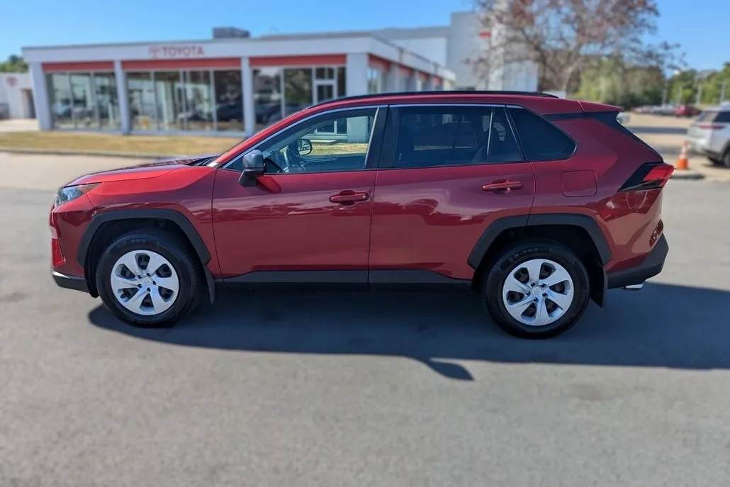 2019 Toyota RAV4 LE photo 1