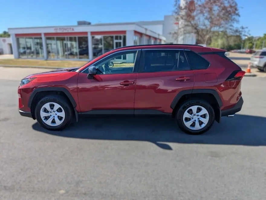 2019 Toyota RAV4 LE photo 1