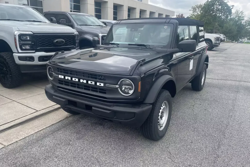 2025 Ford Bronco Base photo 1