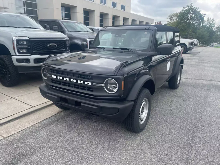 2025 Ford Bronco Base photo 1