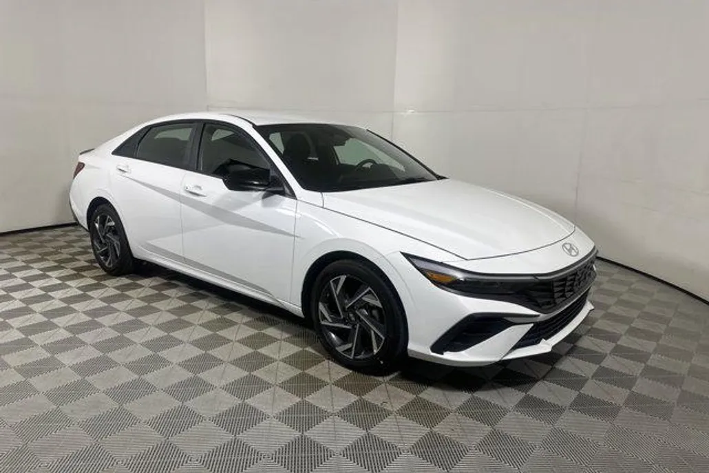 2025 Hyundai Elantra SEL Sport photo 1