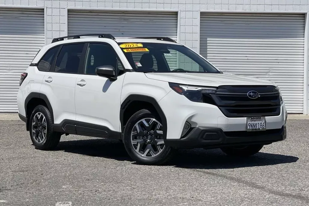2025 Subaru Forester Premium Base photo 1