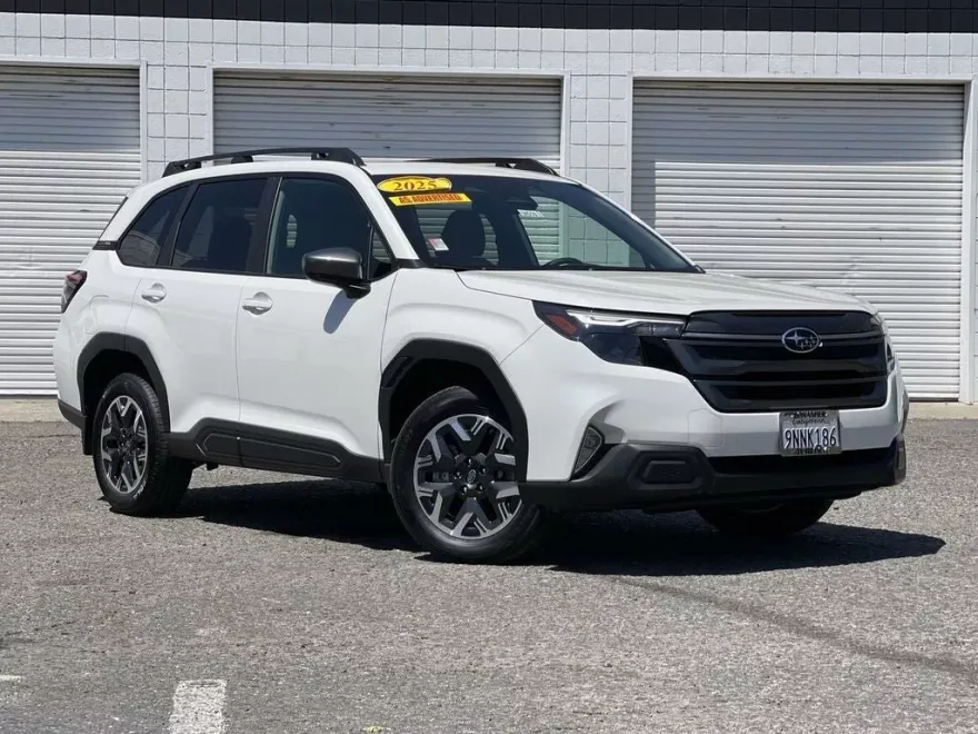 2025 Subaru Forester Premium Base photo 1