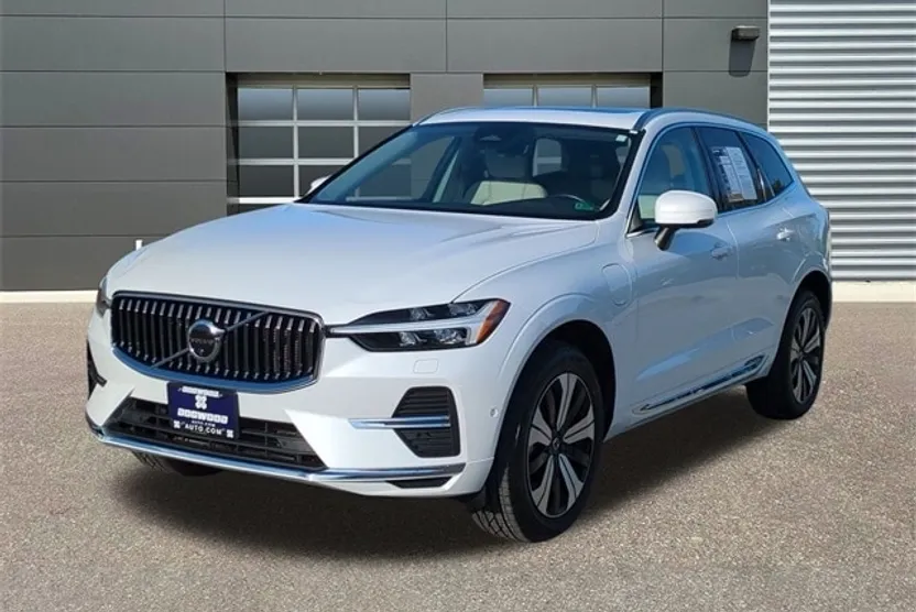 2023 Volvo XC60 Recharge Hybrid Plus photo 1