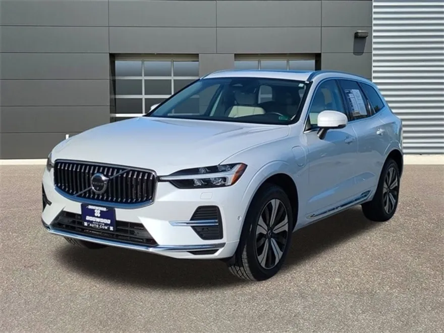 2023 Volvo XC60 Recharge Hybrid Plus photo 1