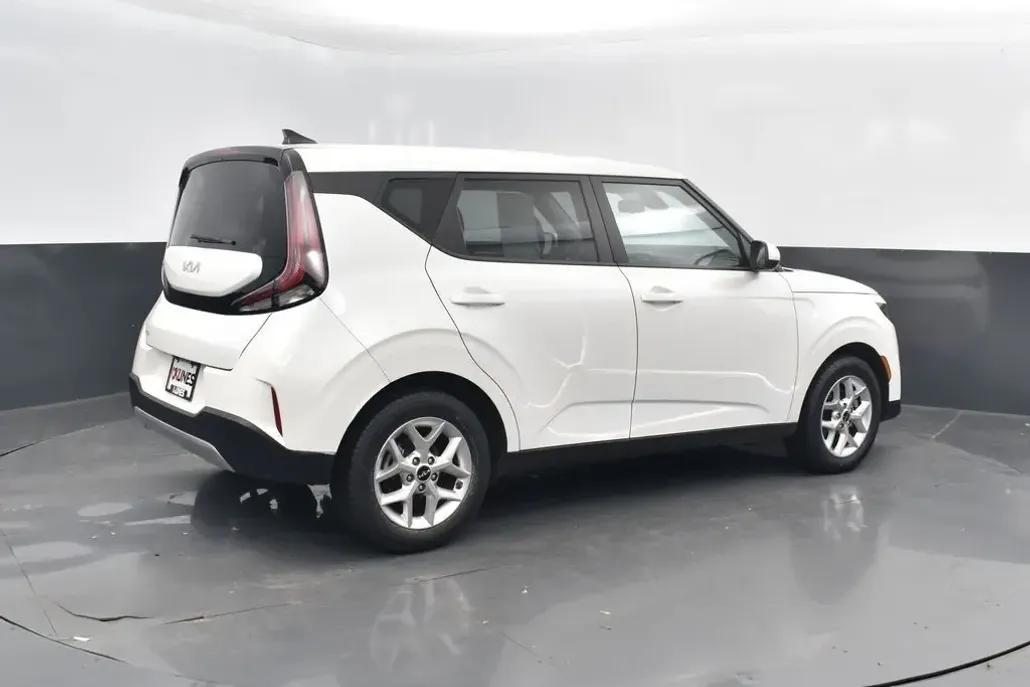 2024 Kia Soul LX photo 1