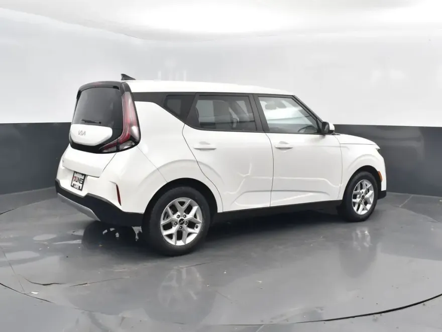 2024 Kia Soul LX photo 1