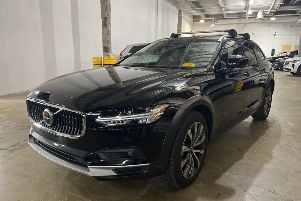 2024 Volvo V90 Cross Country B6 Plus photo 1