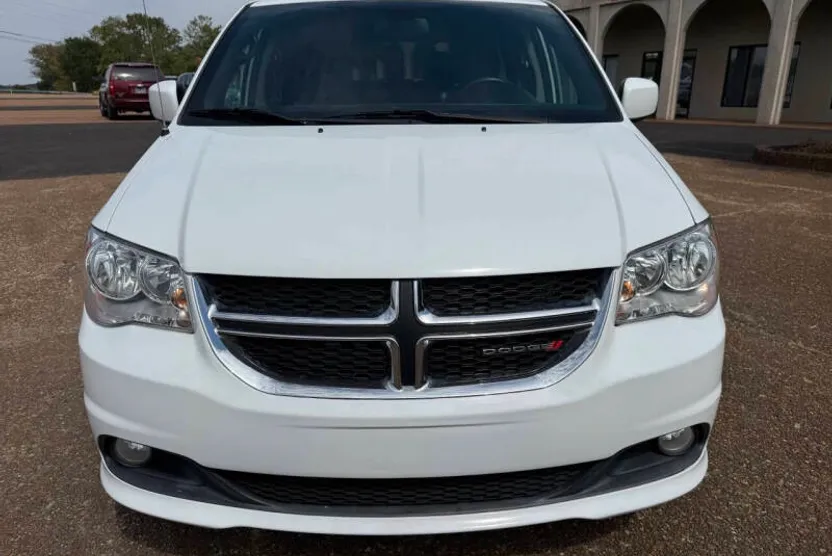 2019 Dodge Grand Caravan SXT photo 1