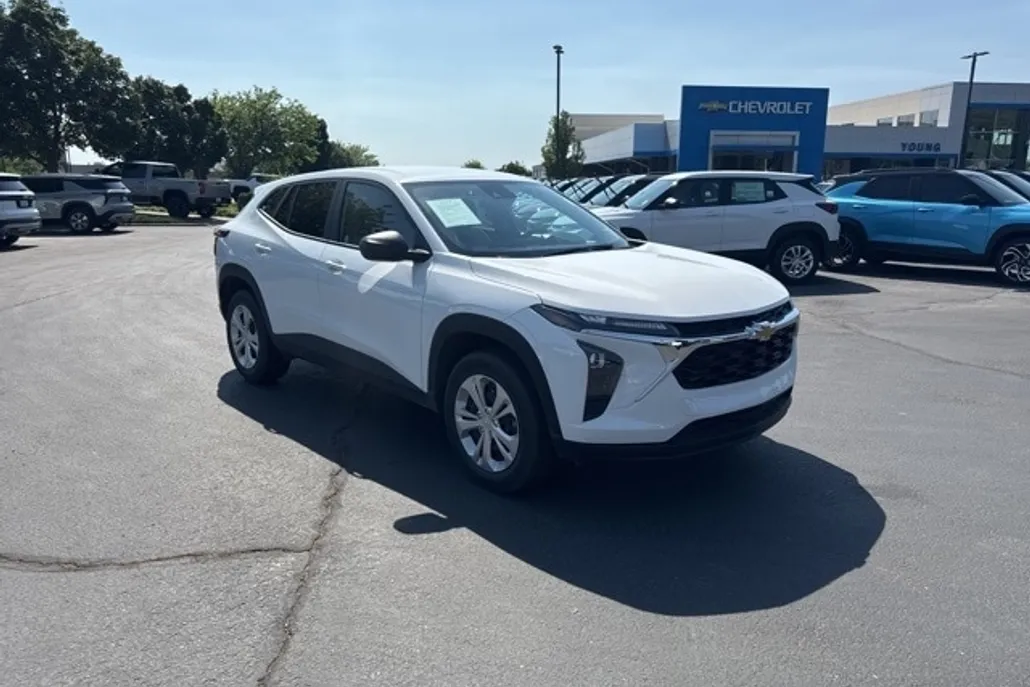 2025 Chevrolet Trax LS photo 1