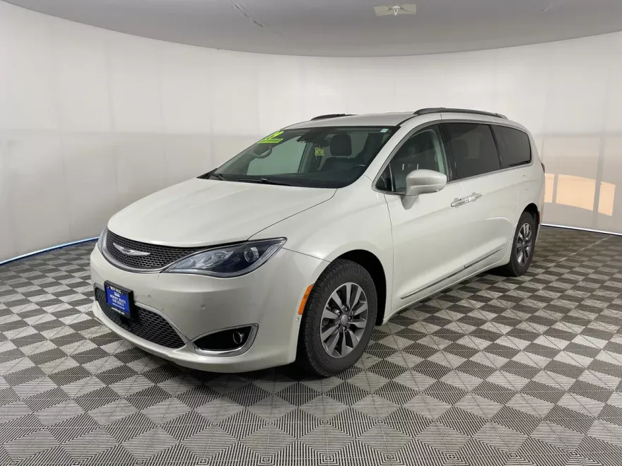 2019 Chrysler Pacifica Touring Plus photo 1