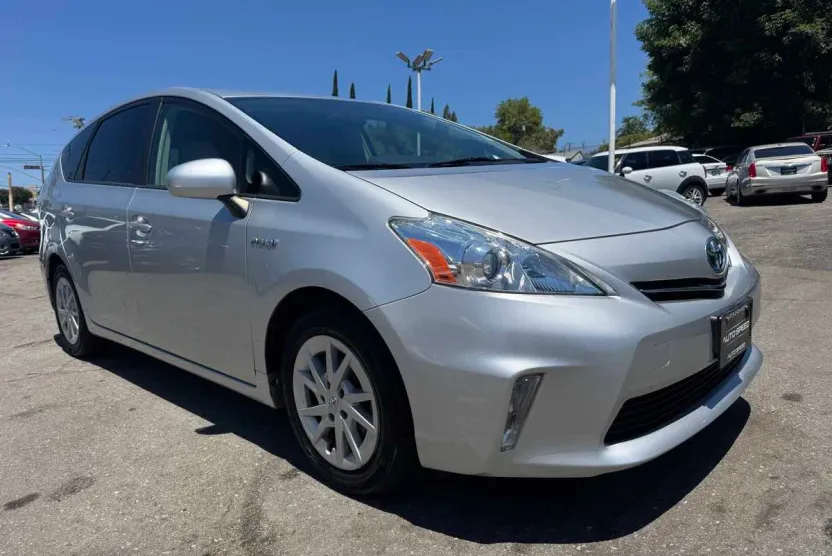 2012 Toyota Prius V Two photo 1