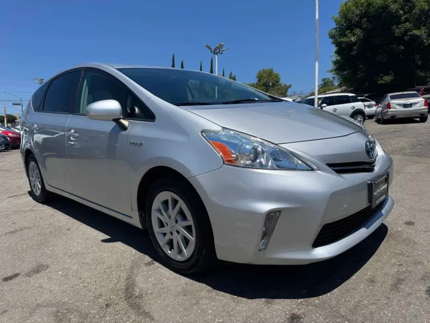 2012 Toyota Prius V Two photo 1
