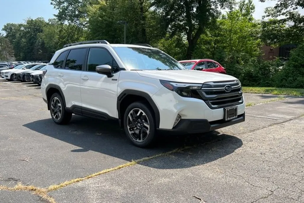 2025 Subaru Forester Premium photo 1