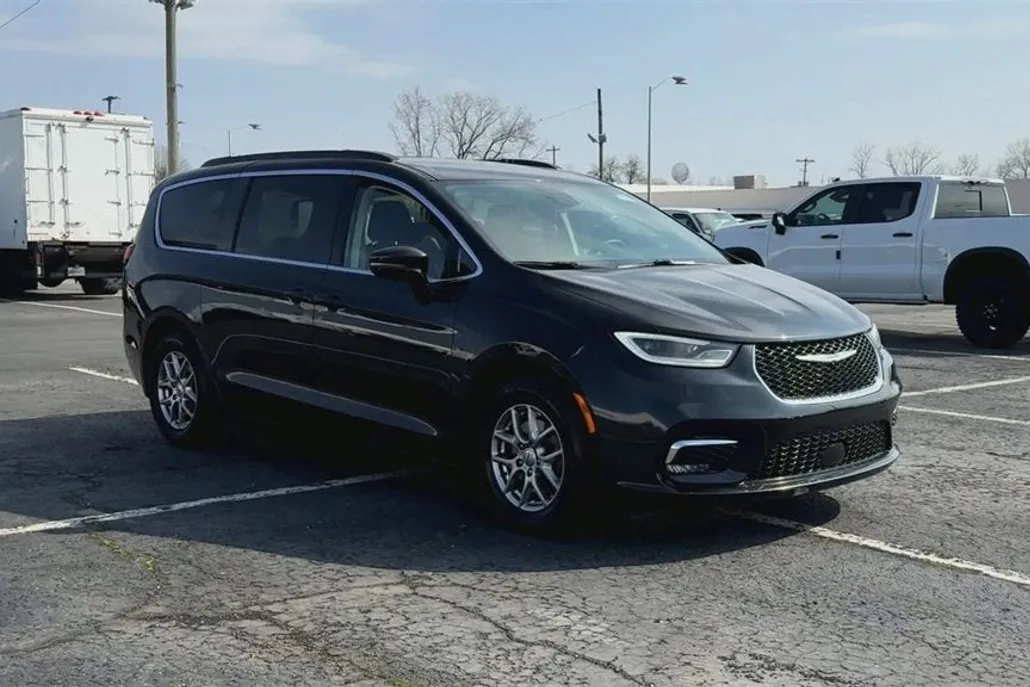 2021 Chrysler Pacifica Touring photo 1
